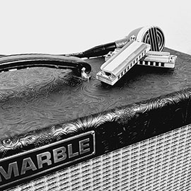 Marble Harpmaster 4x10'', twee Hohner crossover harmonica's, Hohner Harp Blaster microfoon